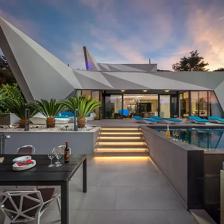 Aqua Majestic Diamond Sumptuous 5 Bedroom Magnificent Seaview