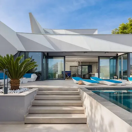 Aqua Majestic Diamond Sumptuous 5 Bedroom Magnificent Seaview