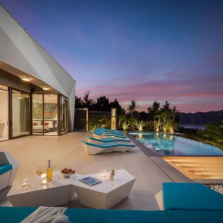 Aqua Majestic Diamond Sumptuous 5 Bedroom Magnificent Seaview *