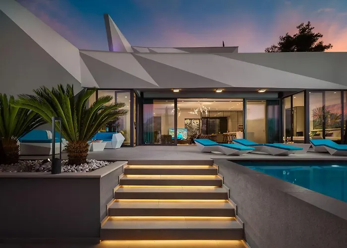 Aqua Majestic Diamond Sumptuous 5 Bedroom Magnificent Seaview Villa *