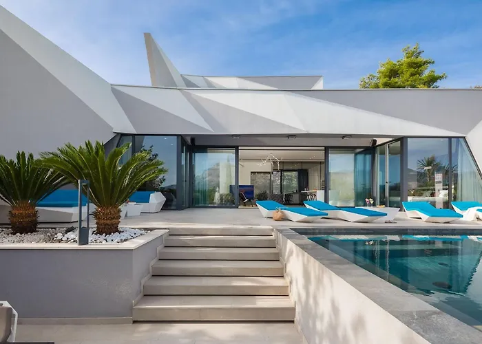 Aqua Majestic Diamond Sumptuous 5 Bedroom Magnificent Seaview