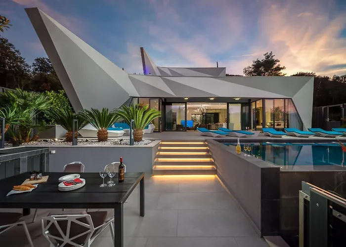 Aqua Majestic Diamond Sumptuous 5 Bedroom Magnificent Seaview