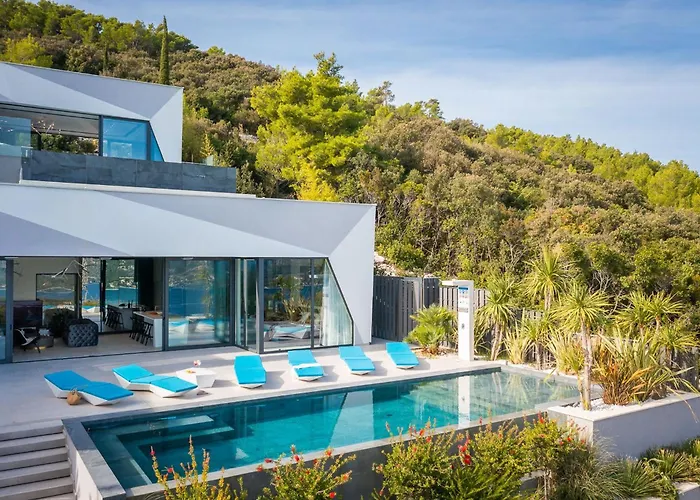 Aqua Majestic Diamond Sumptuous 5 Bedroom Magnificent Seaview *